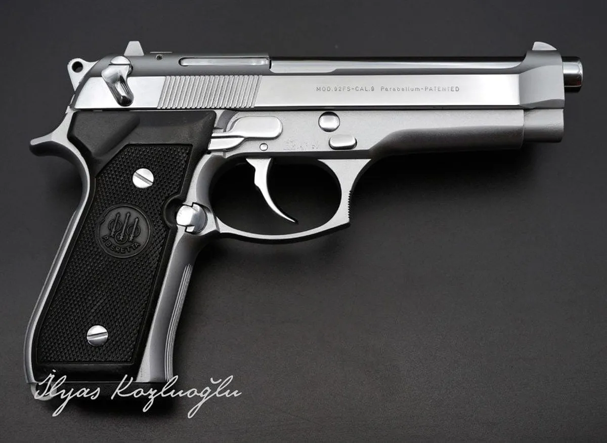 Beretta 92FS Beyaz Krom Kaplama Detay 2