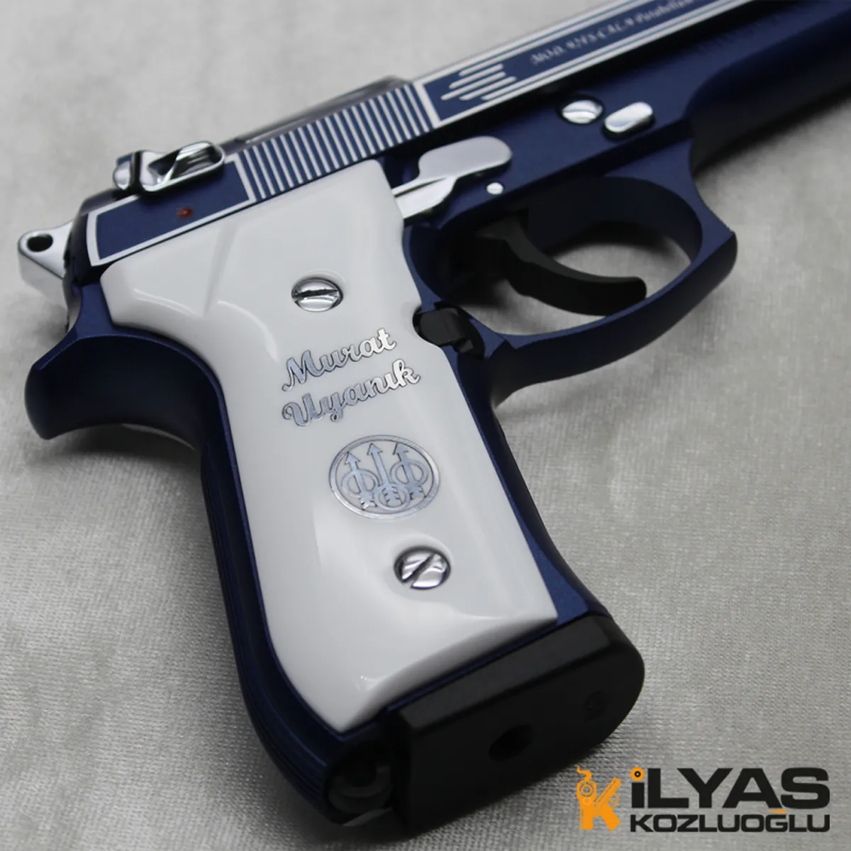 Beretta 92FS Mavi Kaplama & Parlak Beyaz Gravür Detay 2
