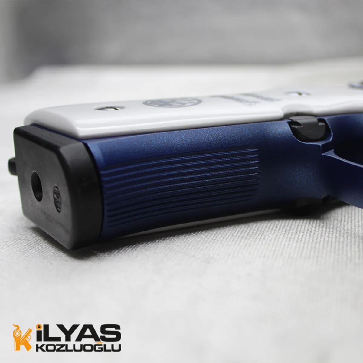 Beretta 92FS Mavi Kaplama & Parlak Beyaz Gravür Detay 3