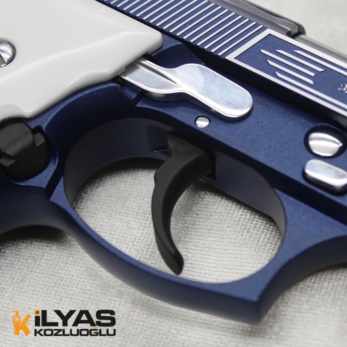 Beretta 92FS Mavi Kaplama & Parlak Beyaz Gravür Detay 4