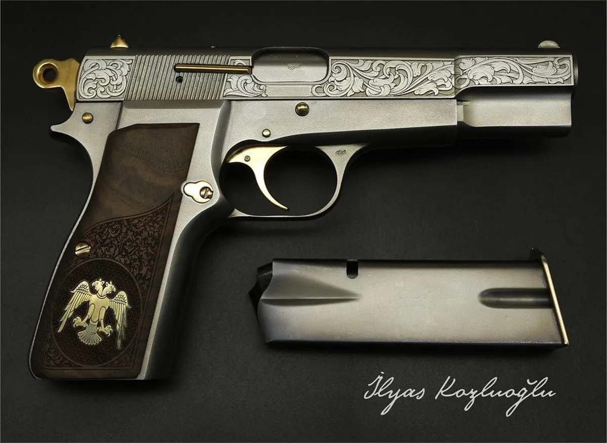 Browning HP – Açık Yanık Füme Kaplama – Yanaklar Gravür Detay 2