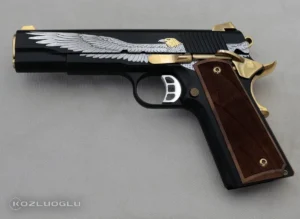 Colt 1911 – Detaylı Americal Eagle Gravür – Parlak Sarı Titanyum Parçalar – Mat Siyah Krom Kaplama