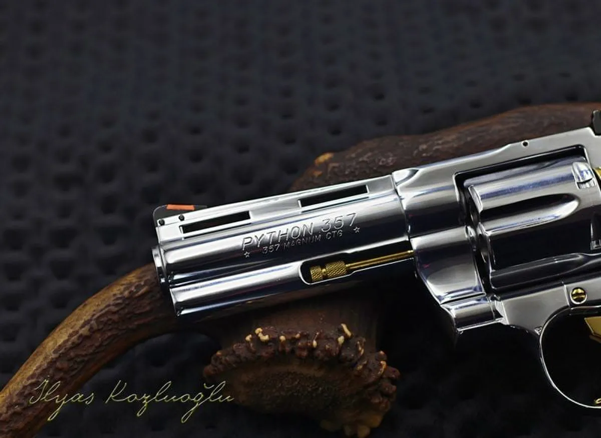 Colt Python 357 Magnum Parlak Beyaz Krom Detay 3