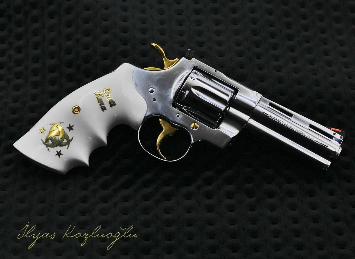 Colt Python 357 Magnum Parlak Beyaz Krom Detay 4