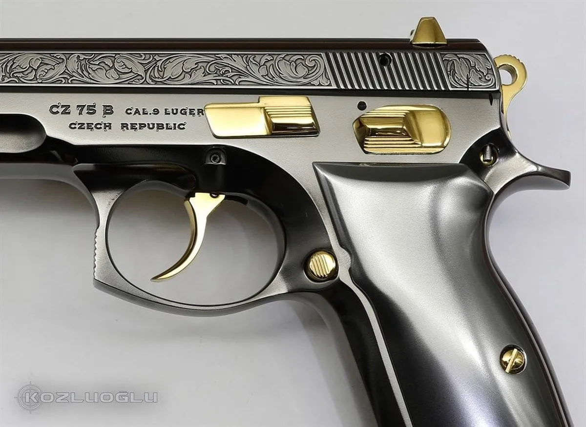 CZ 75 Yanaklar Çiçek Gravür – Füme Kaplama Detay 2