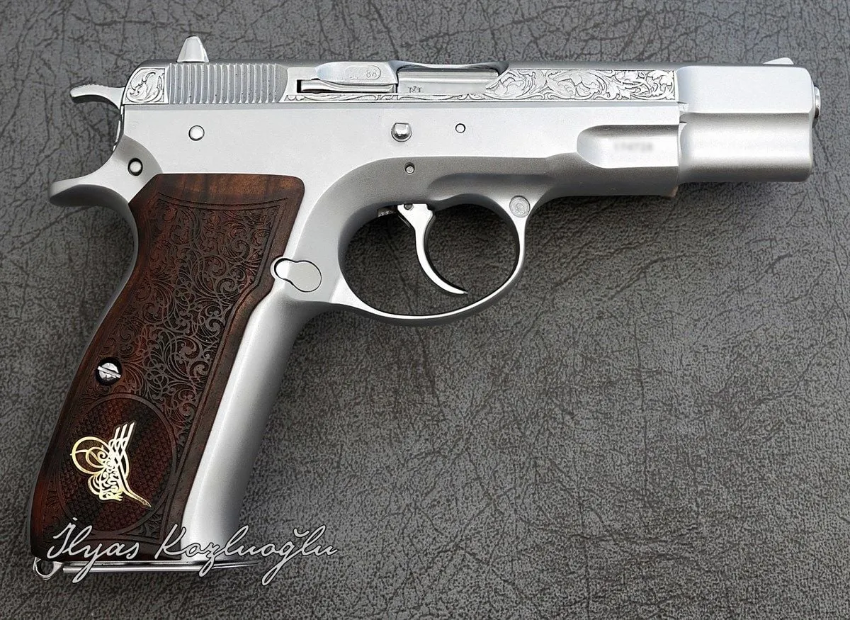 CZ 75B Mat Beyaz Krom – Yanaklar Çiçek Desen Gravür Detay 2