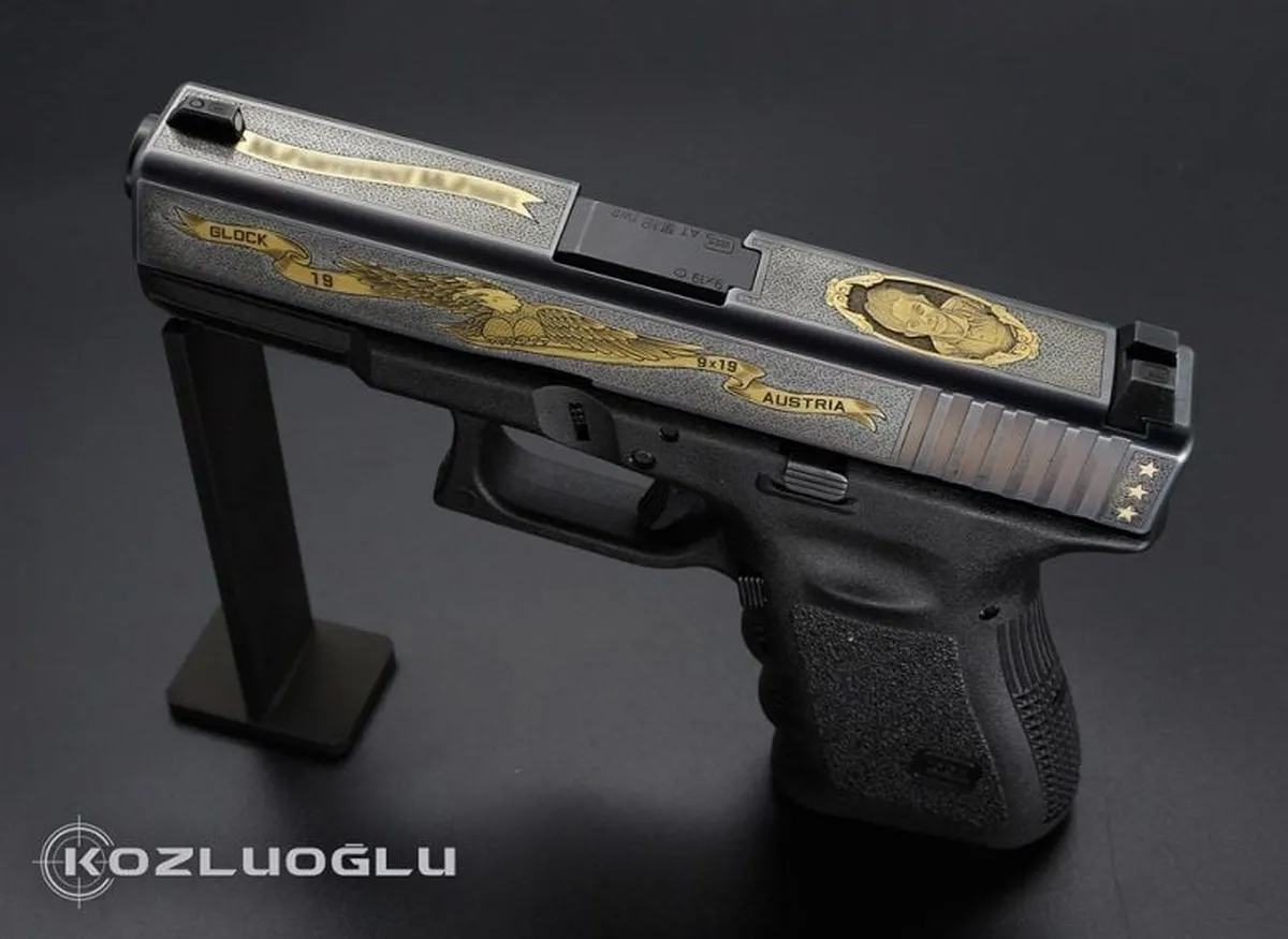 Glock 19 English Scroll – Kartal – Fotoğraf Gravür Detay 2