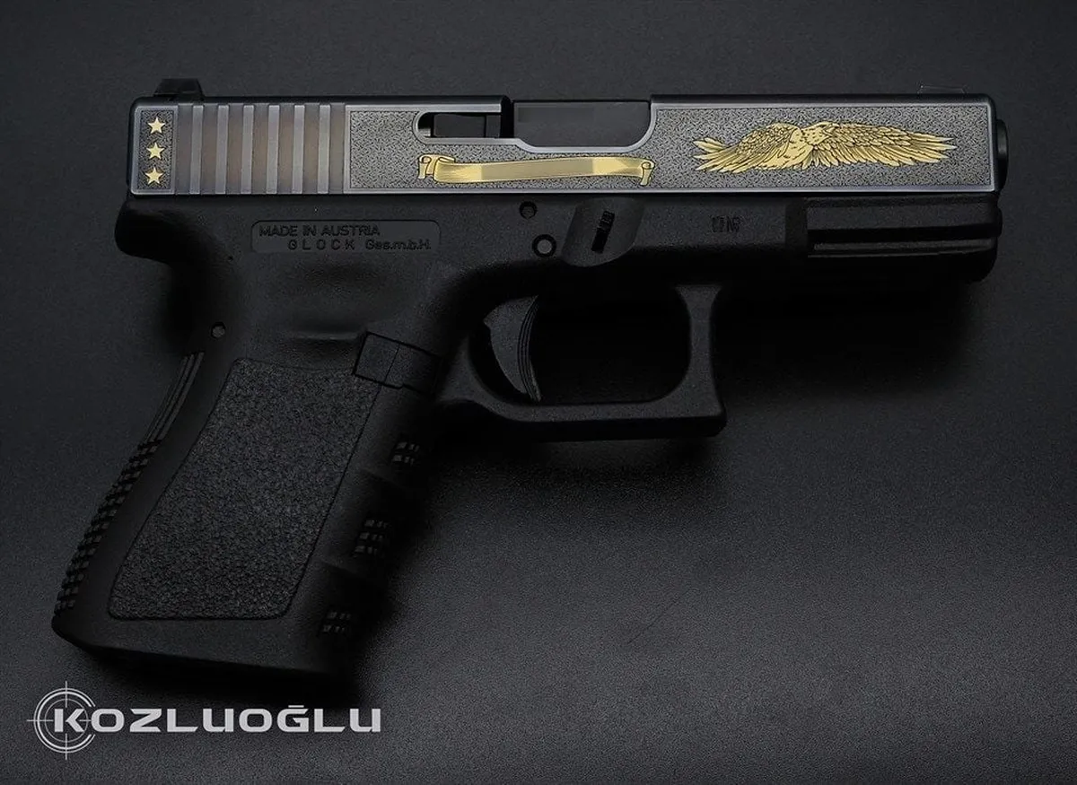 Glock 19 English Scroll – Kartal – Fotoğraf Gravür Detay 3