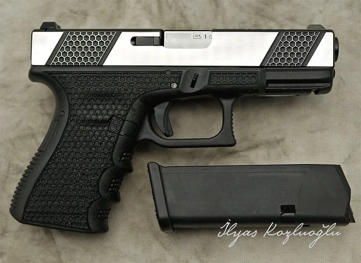 Glock 19 Petek Desen Kertik & Parlak Krom Kaplama Detay 2