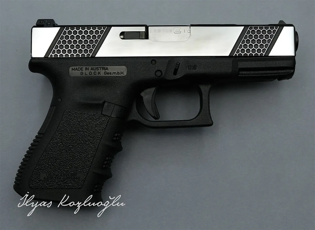 Glock 19C Petek Desen Kertik & Parlak Krom Kaplama Detay 2