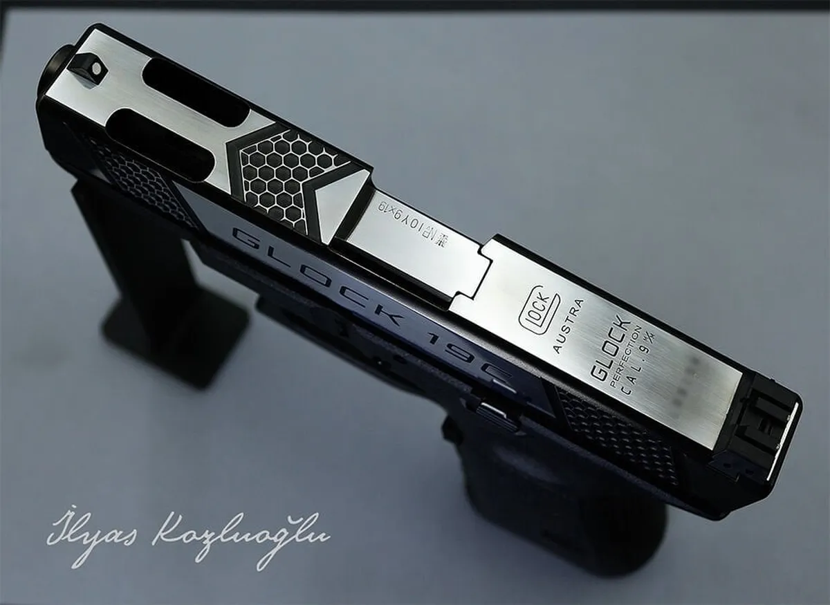 Glock 19C Petek Desen Kertik & Parlak Krom Kaplama Detay 3