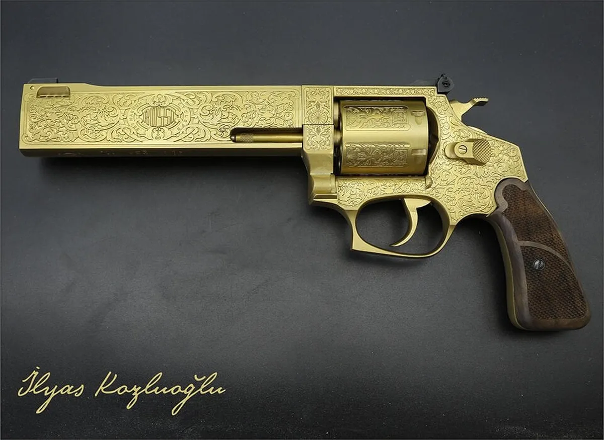 Rossi Cyclops 357. Magnum Gravür Çalışması – Parlak Sarı Titanyum Kaplama
