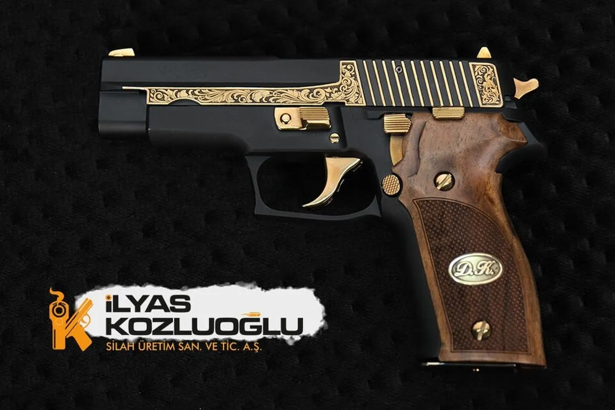 Sig Sauer P226 – Yanaklar Sarı Titanyum Gravür – Mat Siyah Krom Kaplama