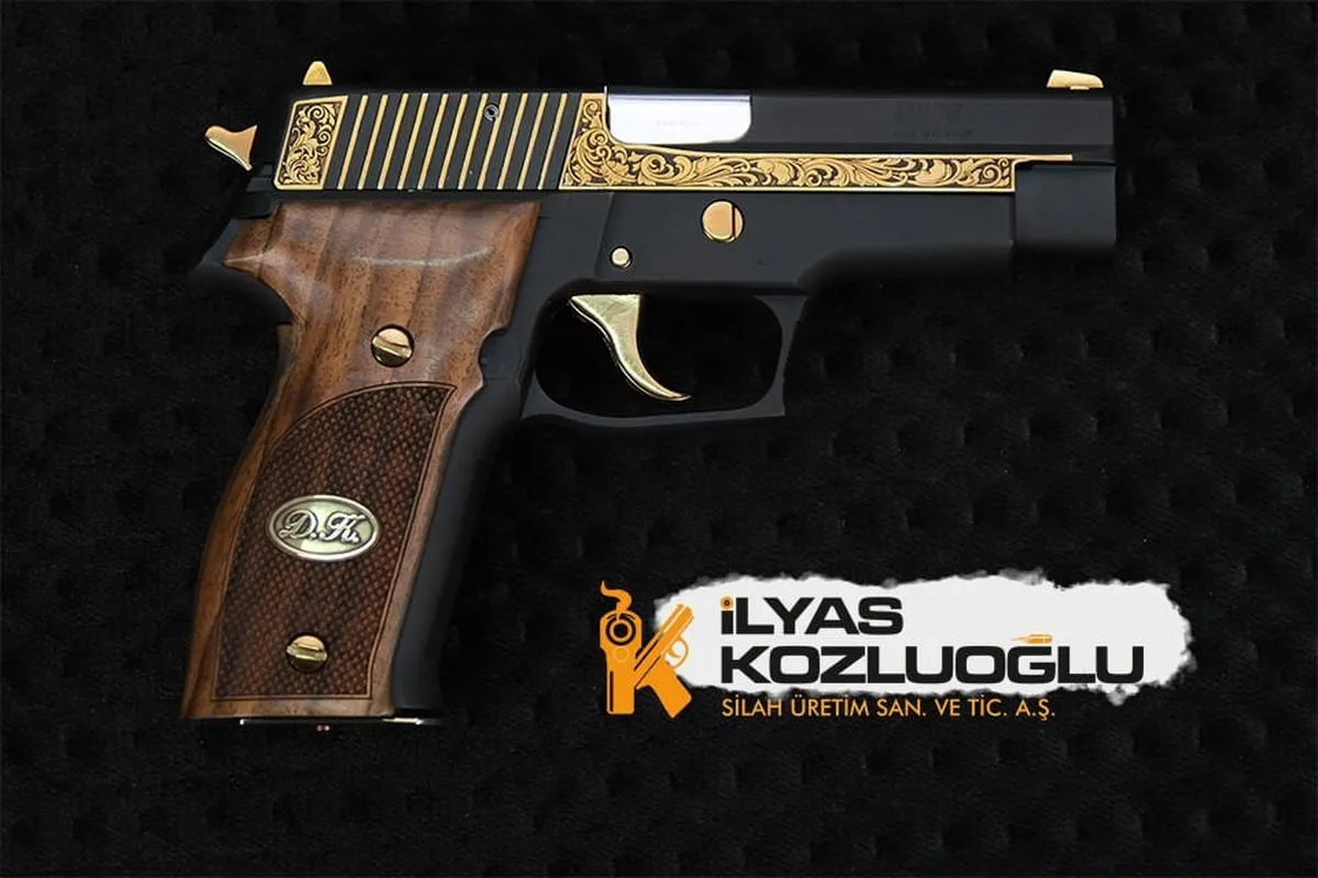 Sig Sauer P226 – Yanaklar Sarı Titanyum Gravür – Mat Siyah Krom Kaplama Detay 2