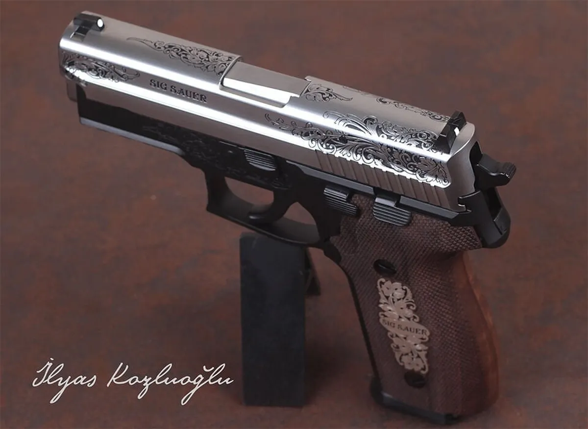 Sig Sauer P226 – Yarım Desen Gravür – Mat Beyaz Krom Kaplama Detay 2