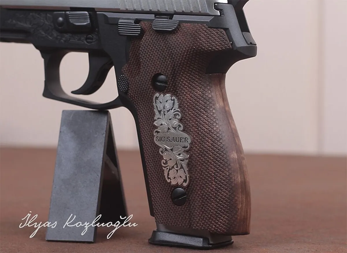 Sig Sauer P226 – Yarım Desen Gravür – Mat Beyaz Krom Kaplama Detay 4
