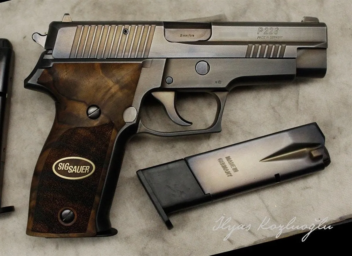 SıgSauer P226 Legion Logo & Yanık Füme Kaplama Detay 3